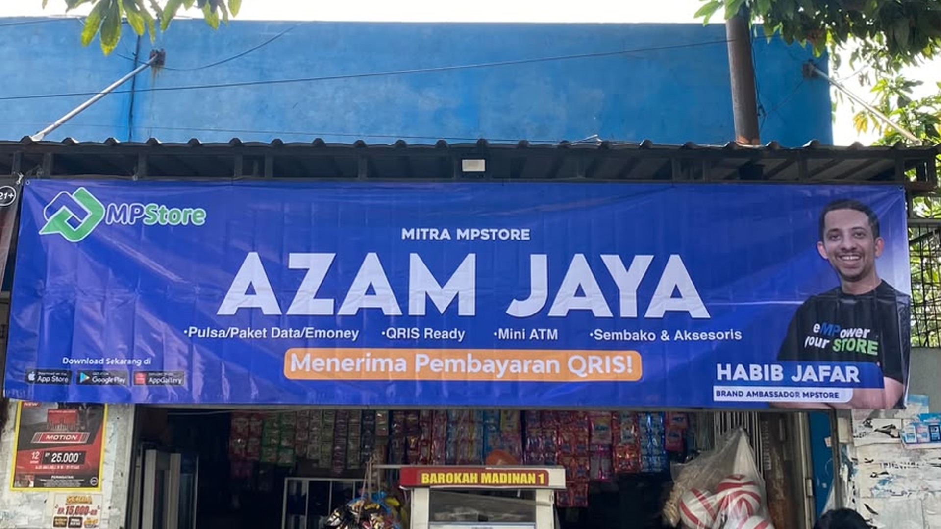 Warung Madura Azam Jaya di Telang, Bangkalan Lengkapi Sembako dengan Pulsa, Aksesoris, dan Tarik Tunai
